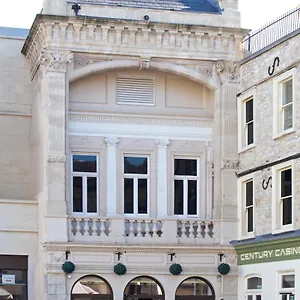 Hotel Z, Bath